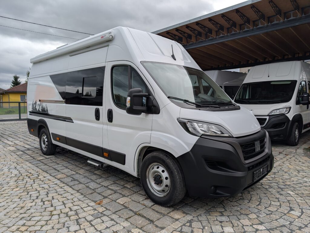 Fiat Ducato L4H3, obytná vesavba, příčné spaní, 4 osoby, šedý interiér