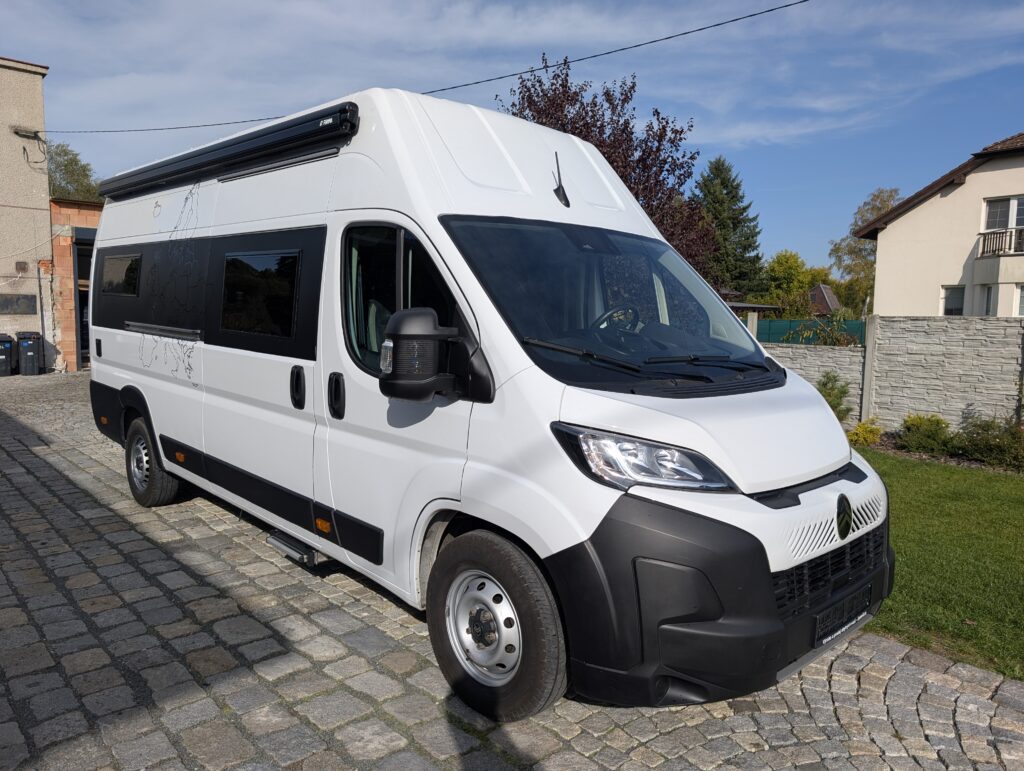 Citroen Jumper 2024 L4H3, nová obytná vestavba, podélné spaní, 4 OSOBY