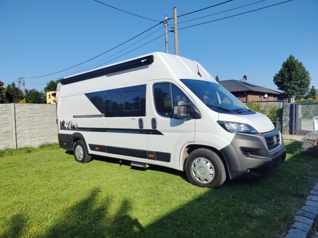 Fiat Ducato L4H3, obytná vestava Q1 2024, příčné spaní. 4 OSOBY