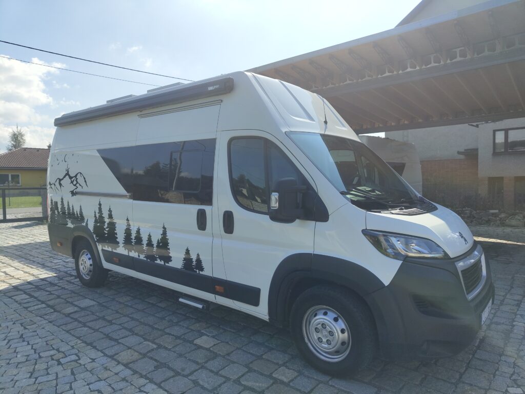 Peugeot Boxer L4H3, NOVÁ OBYTNÁ VESTAVBA, podélné spaní, 4 OSOBY