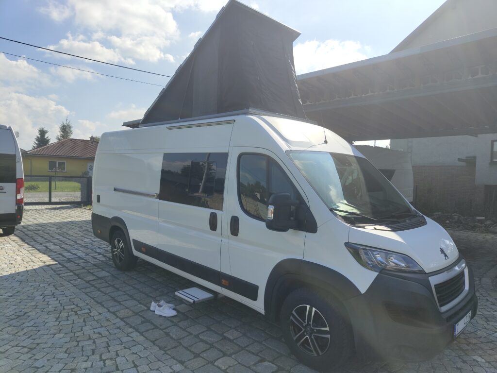 Peugeot Boxer L4H2, NOVÁ OBYTNÁ VESTAVBA podélné sklopné spaní a střešní stan, 4 OSOBY